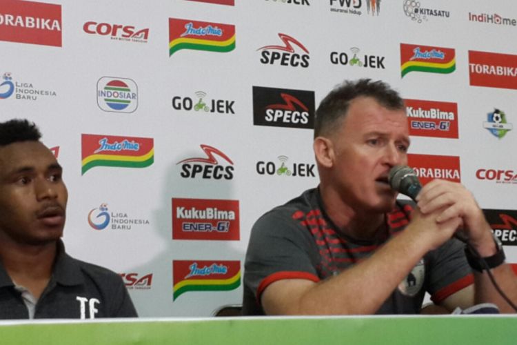 Pelatih Persipura Jayapura, Peter Butler (kanan) dalam konferensi pers usai dikalahkan Arema FC di Stadion Kanjuruhan, Kabupaten Malang, Jumat (27/4/2018)