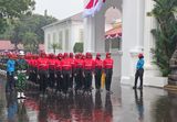 Berita Foto: Calon Paskibraka dan Petugas Gladi Kotor Upacara HUT RI di Tengah Hujan