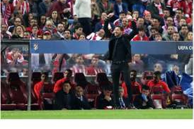 Reaksi pelatih Atletico Madrid, Diego Simeone, saat menyaksikan aksi pasukannya melawan Bayern Muenchen pada leg pertama semifinal Liga Champions di Stadion Vicente Calderon, Madrid, Rabu (27/4/2016).