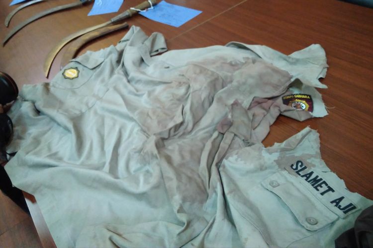 Baju Bripka Slamet, korban pengeroyokan di Pondok Gede oleh Geng Rawa Lele 212, Bekasi (5/12/2017)