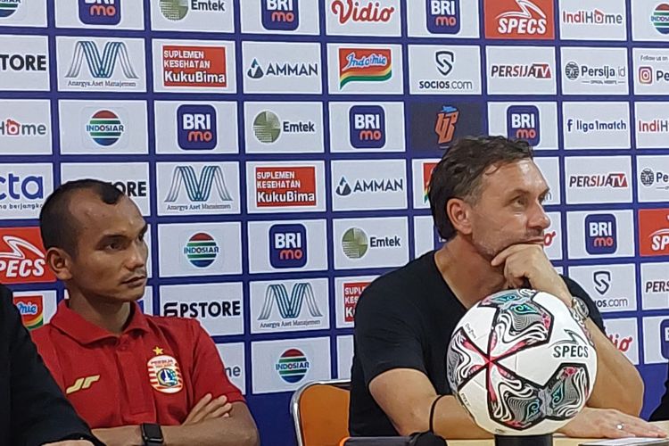 Riko Simanjuntak dan Thomas Doll saat konferensi pers seusai pertandingan Persija vs Persis di Liga 1 2022-2023 di Stadion Patriot Candrabhaga, Kota Bekasi, Minggu (31/7/2022). Persija menang 2-1 atas Persis. 