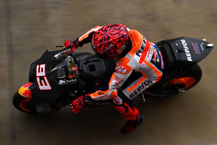 Pembalap Repsol Honda Team MotoGP Marc Marquez melaju di depan paddock saat sesi tes pramusim MotoGP 2022 di Pertamina Mandalika International Street Circuit, Lombok Tengah, NTB, Jumat (11/2/2022). Sesi tes pramusim di sirkuit Mandalika tersebut akan berlangsung hingga Minggu (13/2/2022).