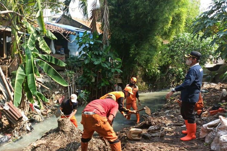 Kelurahan Gunung Kecamatan Kebayoran Lama Jakarta Selatan melakukan pengerukan kali Grogol pada Kamis (25/9/2020).