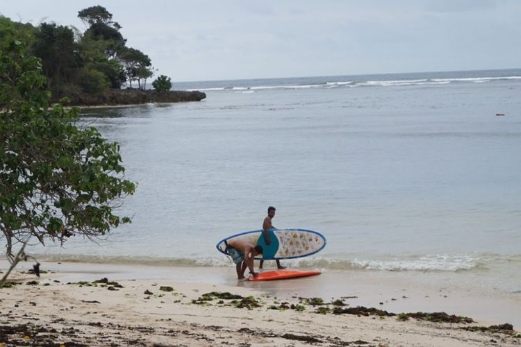 Sejumlah peselancar di Pantai Plengkung, Banyuwangi, Jawa Timur.