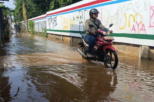 Keluhkan Turap Kali Baru Jaktim Bocor, Warga: Sudah 2-4 Kali Diperbaiki, tapi Tetap Banjir