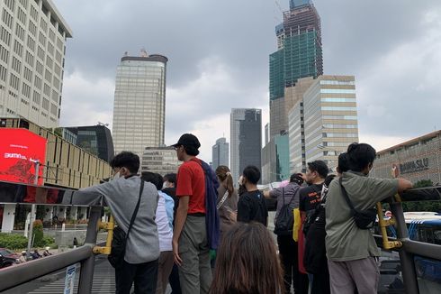 Cerita “Ngabuburit” Warga Jakarta, Nikmati Pemandangan Gedung Pencakar Langit dari Bus Wisata