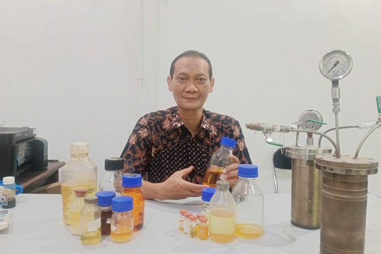 Guru Besar Institut Teknologi Sepuluh Nopember (ITS) Profesor Hendro Juwono menunjukkan hasil penelitian dan alat yang digunakan untuk penelitiannya.