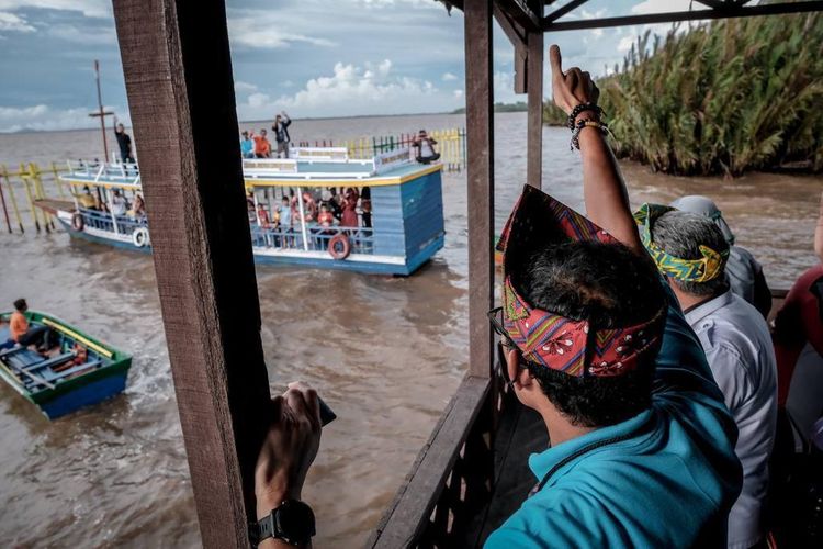 Menparekraf Sandiaga Uno saat mengunjungi Desa Wisata Kupah di Kalimantan Barat, Rabu (9/3/2022)