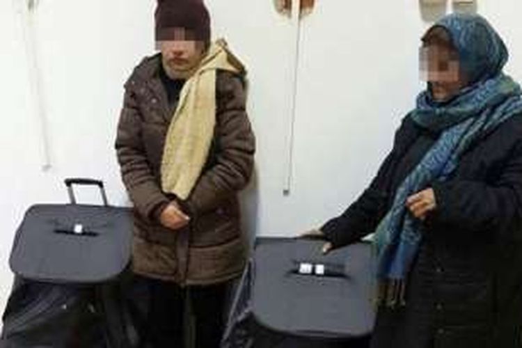 Dua perempuan ini berasal dari Afganistan dan tak memiliki visa untuk masuk ke wilayah Uni Eropa.
