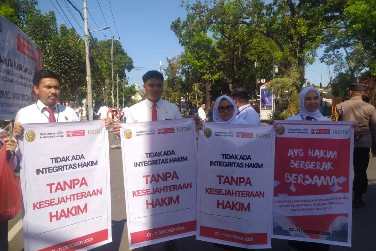 Sejumlah hakim di PN Makassar, Jalan RA Kartini, Kecamatan Ujung Pandang, Kota Makassar, Sulsel, yang melakukan unjuk rasa secara damai. Senin (7/10/2024).