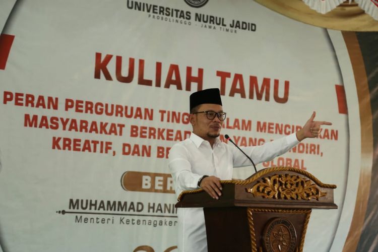 Menaker Hanif Dhakiri saat menyampaikan kuliah tamu bertema Peran Perguruan Tinggi dalam Menciptakan Masyakarat Berkeadaban yang Mandiri, Kreatif dan Berdaya Saing Global di aula kampus Universitas Nurul Jadid (Unja), Kabupaten Probolinggo, Jawa Timur, Minggu (26/8/2018)