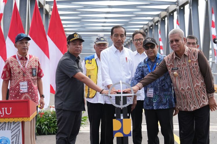 Setelah diresmikan Presiden Joko Widodo (Jokowi) pada Kamis (21/03/2024), Duplikasi Jembatan Kapuas I di Pontianak akan bisa dilintasi masyarakat saat sore hari ini.