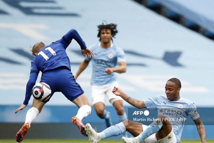 Timo Werner (kiri) dan Raheem Sterling (kanan) berebut bola dalam pertandingan Man City vs Chelsea pada pekan ke-35 Liga Inggris di Stadion Etihad, Sabtu (8/5/2021) malam WIB. 