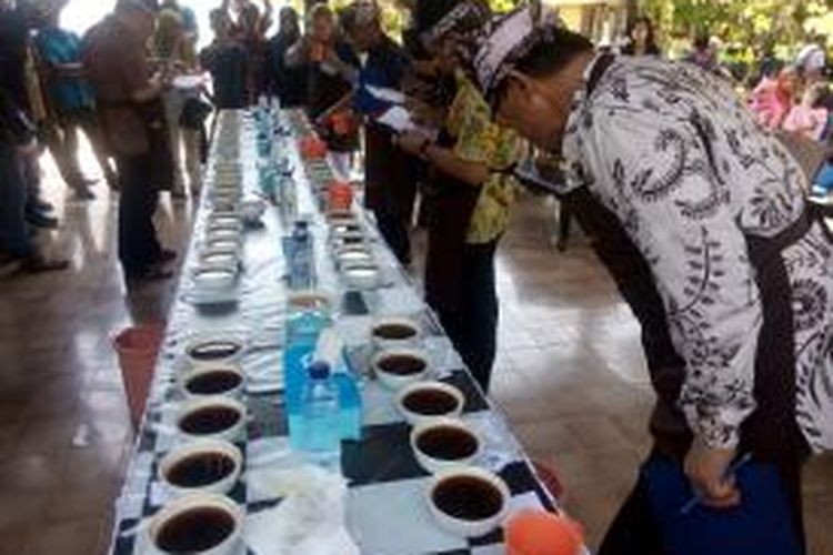 Kontes Kopi Spesialti Indonesia yang diadakan di Pendopo Shaba Swagata Blambangan Senin (19/10/2015)