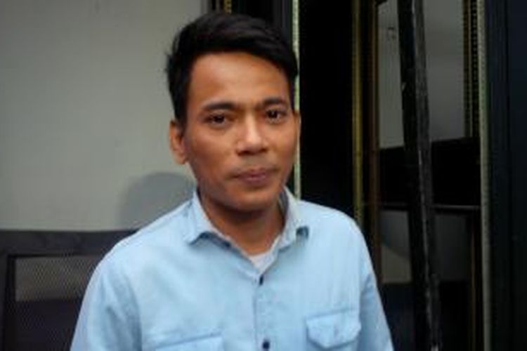 Penyanyi Indonesia Idol musim kelima (2008), Januarisman Runtuwenen (30) alias Aris 'Idol' diabadikan usai menjalani shooting program bincang-bincang Rumpi, di Gedung Trans, Tendean, Jakarta Selatan, Kamis (12/11/2015).