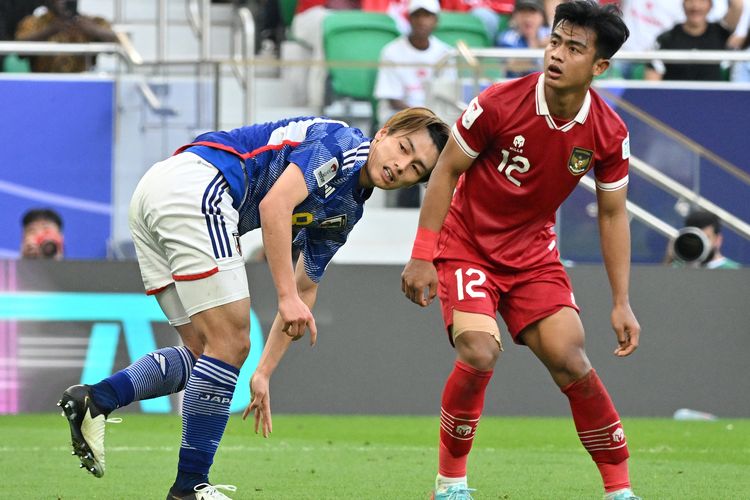 Penyerang Jepang Ayase Ueda (kiri) dan bek Indonesia Pratama Arhan setelah Indonesia kebobolan gol bunuh diri pada pertandingan sepak bola Grup D Piala Asia 2023 Qatar antara Jepang dan Indonesia di Stadion al-Thumama di Doha pada 24 Januari 2024.