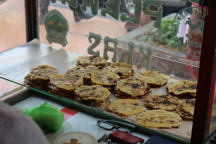 Pisang kepok yang dibakar sebagai bahan kuliner pisang plenet yang melegenda di Semarang, kini penjualnya hanya sedikit bisa ditemui di Jalan Gajahmada dan Pasar Semawis Pecinan, Semarang, Kamis, (19/7/2018).