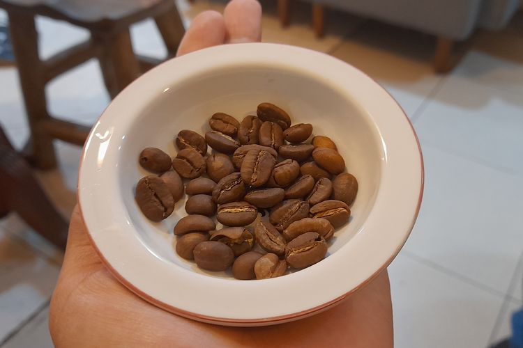 Biji kopi lanang bercampur dengan biji kopi biasa.