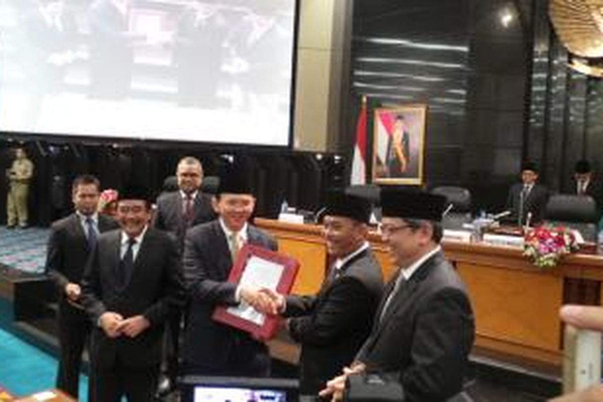 (dari kiri ke kanan) Wakil Gubernur DKI Jakarta Djarot Saiful Hidayat, Gubernur DKI Jakarta Basuki Tjahaja Purnama, Ketua DPRD DKI Prasetio Edi Marsudi, Wakil Ketua DPRD DKI Triwisaksana saat paripurna pengesahan Perda APBD 2016, di DPRD DKI, Rabu (23/12/2015).