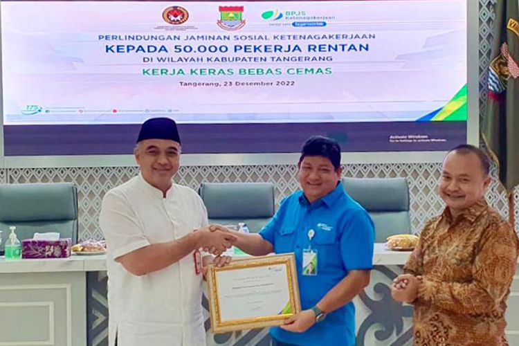 Direktur Kepesertaan BPJS Ketenagakerjaan Zainudin memberikan piagam penghargaan kepada Bupati Tangerang Ahmed Zaki Iskandar di Aula Pendopo Tangerang, Jumat (23/12/2022).