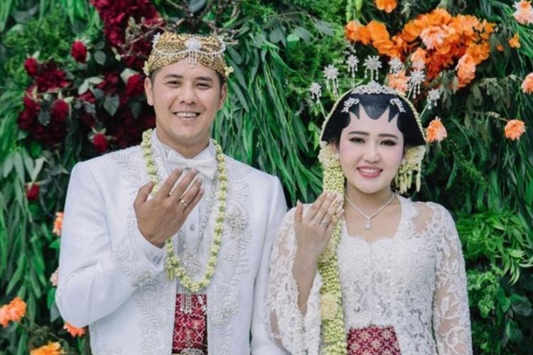 Busana pengantin yang dikenakan oleh Via dan Chevra adalah persembahan dari Svarna by IKAT Indonesia rancangan desainer kenamaan, Didiet Maulana.