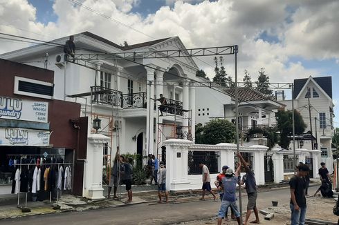 Jelang Menikah, Depan Rumah Erina Gudono di Sleman Mulai Dipasang Tenda