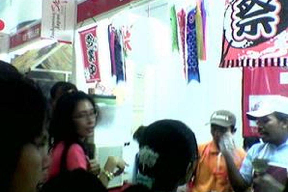 Stan jajanan Jepang Sakura Shokudo  dalam Indonesia-Japan Expo 2008 di Hall B JIExpo Kemayoran Jakarta, Rabu (5/11), diserbu pengunjung. Orang muda hingga tua penasaran dengan cita rasa jajanan Jepang. 