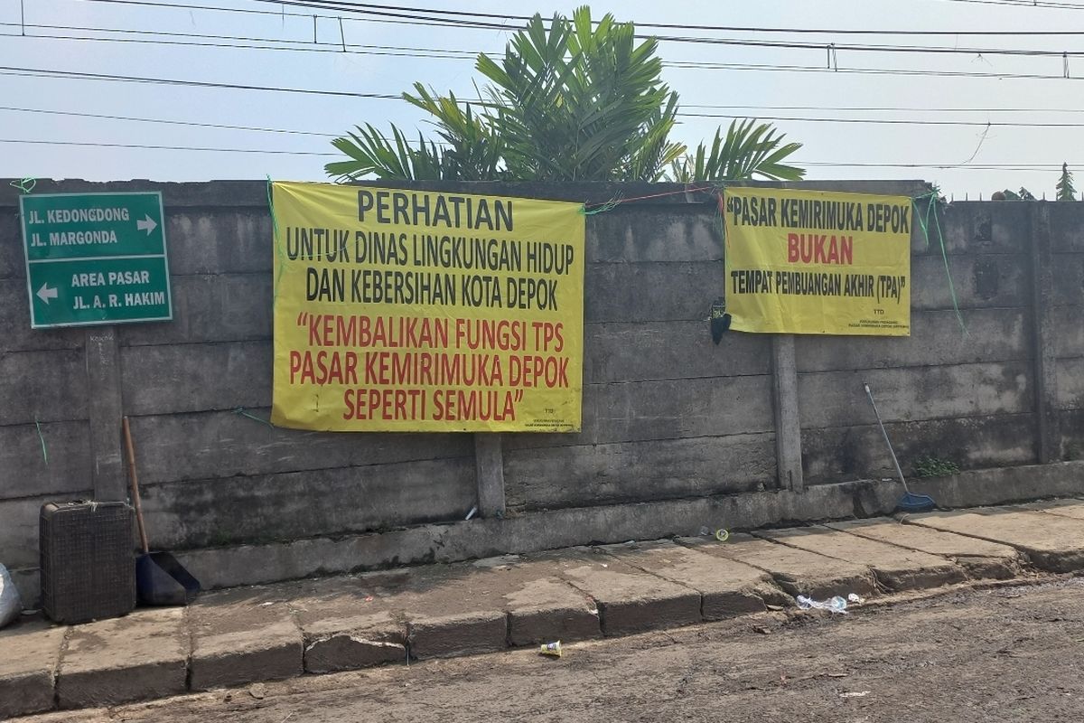 Para pedagang memasang banner yang berisikan protes kepada Dinas Lingkungan Hidup (DLHK) Kota Depok terkait sampah yang menggunung di TPS Pasar Kemirimuka, Depok, Senin (29/5/2023).