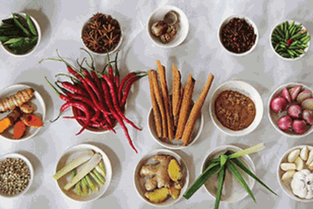 Aneka rempah dan bumbu kari.