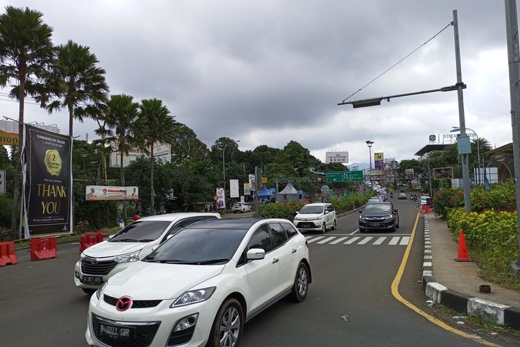 Kondisi arus lalu lintas di Jalan Raya Puncak Bogor, Jawa Barat, Minggu (26/12/2021).
