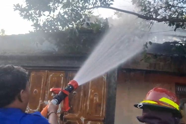 Rumah di Kudus Hangus Terbakar, Penghuni Sempat Berjuang Padamkan Api Sendirian
