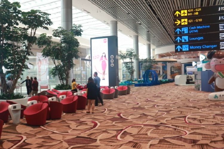 Area ruang tunggu calon penumpang di Terminal 4 Bandara Changi, Singapura, Selasa (25/7/2017). Terminal 4 Bandara Changi terdiri dari dua lantai, dengan bangunan setinggi 25 meter dan luas tanah kurang lebih sebesar 225.000 meter persegi atau sekitar 27 kali lapangan sepak bola.