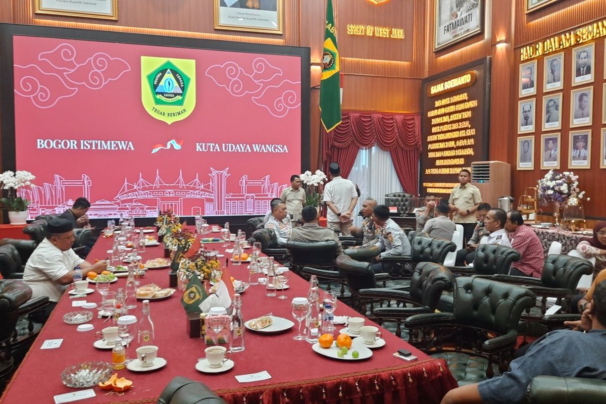 Pemerintah Kabupaten (Pemkab) Bogor bersama Pemkab Tangerang sepakat memperkuat koordinasi dan pengawasan truk tambang di wilayah masing-masing. Rapat bersama digelar di Pendopo Bupati Bogor, Jumat (19/9/2025), dihadiri Forkopimda Bogor, Sekda Kabupaten Tangerang, Dinas Perhubungan, anggota DPRD, hingga perwakilan masyarakat.