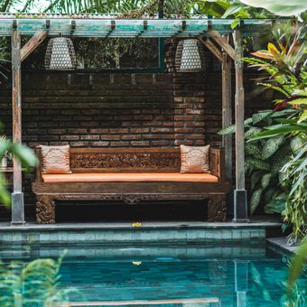 Ilustrasi kolam renang kecil bergaya villa di Bali. 