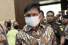 Jalani Sidang Perdana, Johnny G Plate Kenakan Kemeja Batik dan Masker