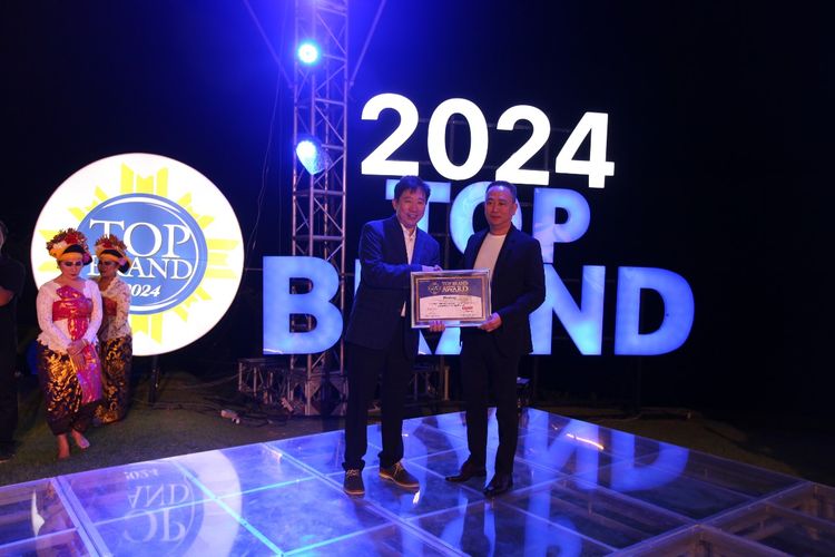 Momogi meraih penghargaan dalam ajang Top Brand Award 2024.Penghargaan diterima Director Sari Murni Group Sugianto Soenario.