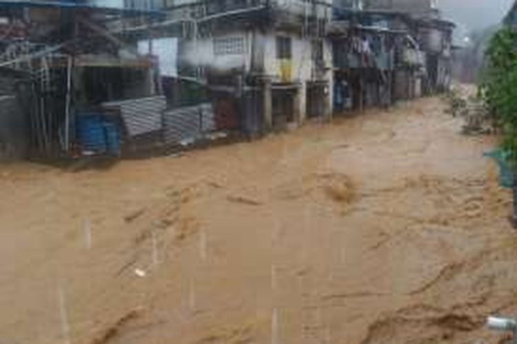 Hujan deras yang mengguyur kota AMbon sejak Sabtu (16/7/2016) mengakibatkan sejumlah kawasan di kota itudilanda banjir. Saat ini banjir telah menjerjang rumah-rumah warga 