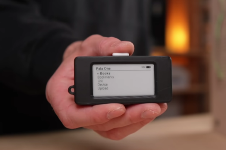 YouTuber Bikin E-Reader Sekecil Ibu Jari, Bisa Simpan 10 Buku