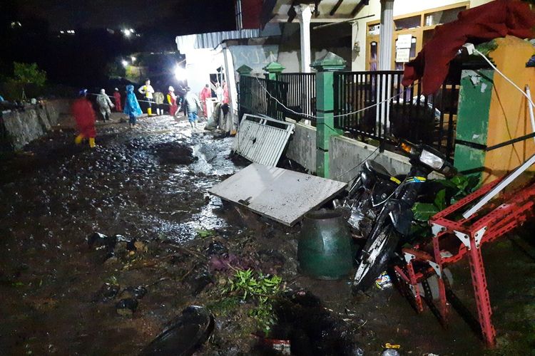 Kondisi banjir di Desa Bulukerto, Kecamatan Bumiaji, Kota Batu, Kamis (4/11/2021) malam