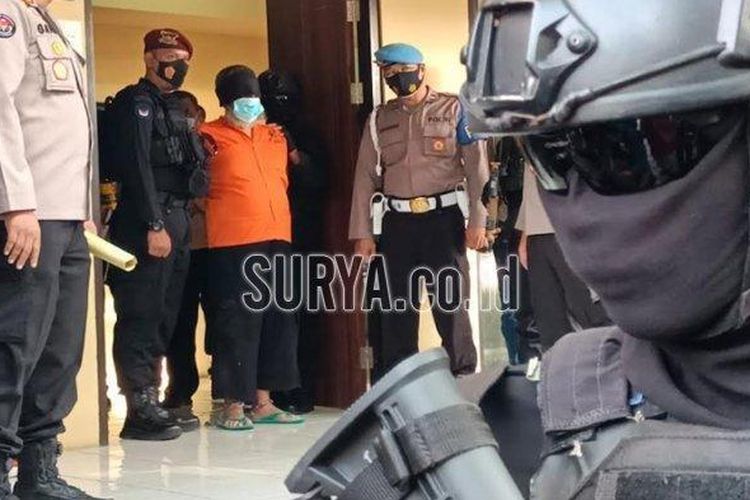 Sebanyak 22 tersangka teroris yang dititipkan di Polda Jatim oleh Tim Densus 88 Anti Teror dipindahkan ke Jakarta. 
