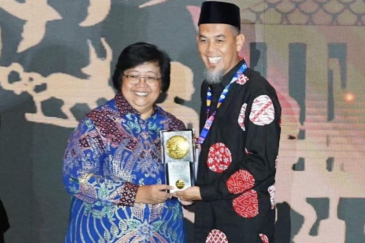 Ralat caption foto ---Wali Kota Dumai, Paisal (kanan) saat menerima Piala Adipura dari Menteri LHK, Siti Nurbaya di Jakarta, Selasa (28/2/2023).