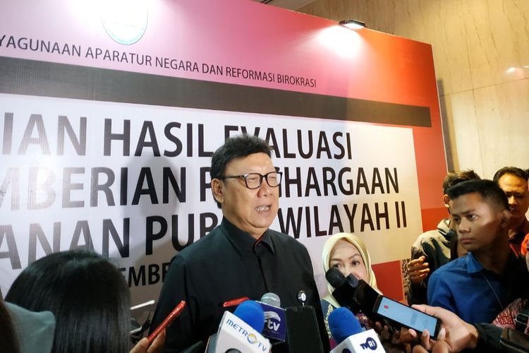 Menpan RB Tjahjo Kumolo memberikan keterangan usai menghadiri Penyampaian Hasil Evaluasi dan Penghargaan Pelayanan Publik Wilayah II tahun 2019 di bilangan Pacenongan, Jakarta Pusat, Jumat (22/11/2019). 