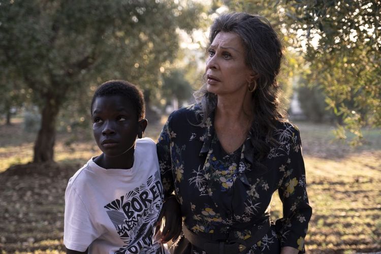 Ibrahima Gueye dan Sophia Loren dalam film The Life Ahead