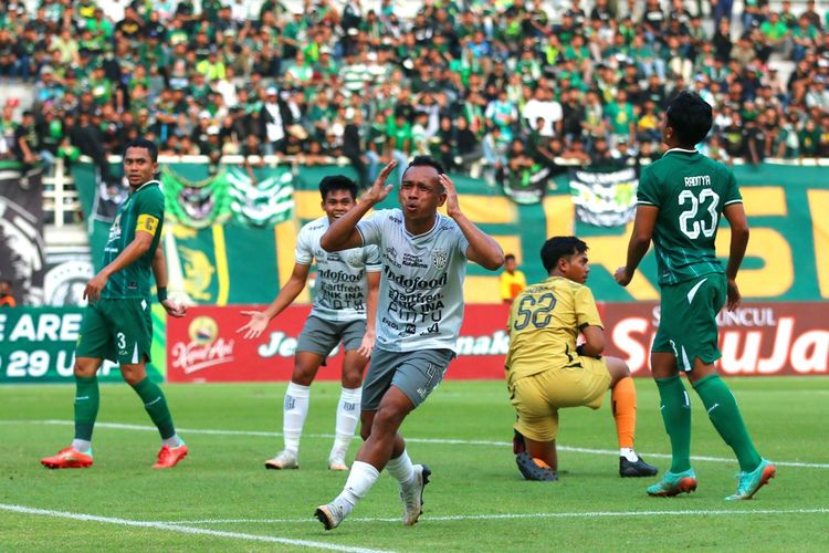 Pemain Bali United Irfan Jaya gagal menjebol gawang Persebaya Surabaya saat pertandingan ujicoba untuk memperingati Hari Jadi ke-730 tahun Kota Surabaya yang berakhir dengan skor 3-1 di Stadion Gelora Bung Tomo Surabaya, Minggu (28/9/2023) sore.