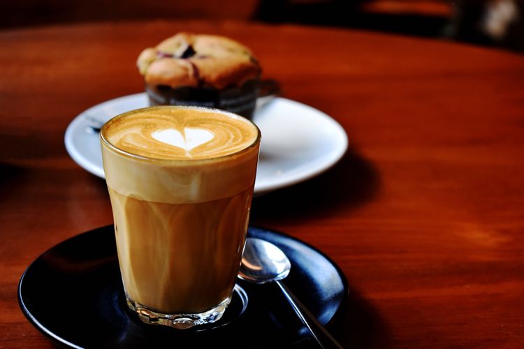Ilustrasi piccolo latte, kopi berbasis espreso di gelas kecil. 