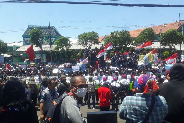 Aksi mahasiswa di depan Gedung DPRD Jatim, Kamis (26/9/2019)