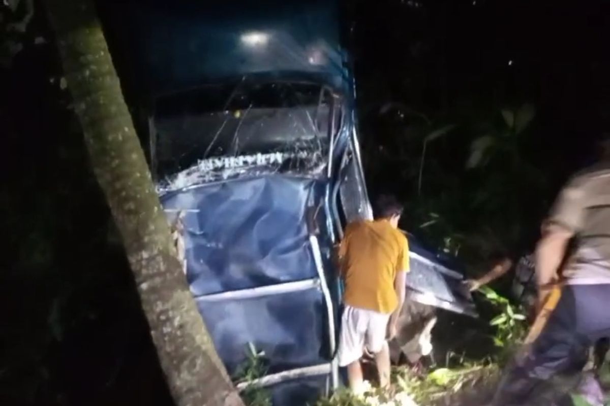 Mobil Kijang masuk jurang sedalam 20 meter di Tanjungkerta, Sumedang, Jabar, Jumat (9/8/2024) pagi.