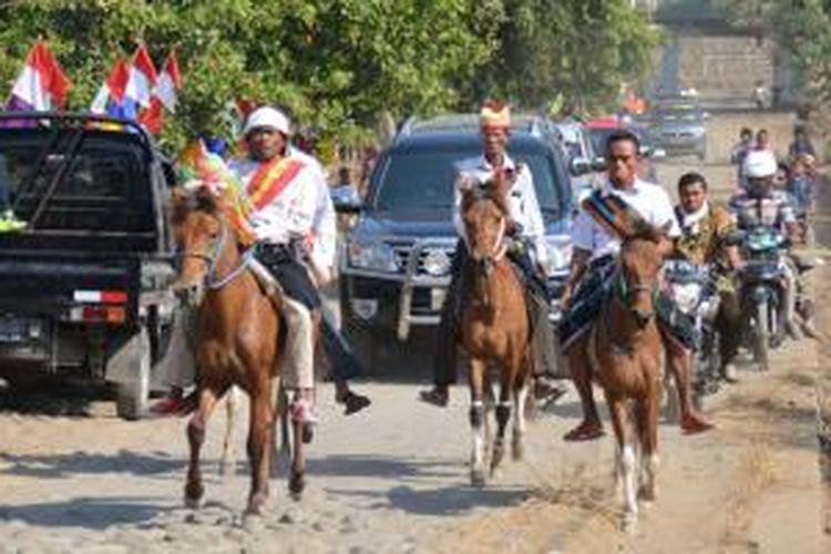 Pasukan berkuda siap-siap menjemput tamu di Kecamatan Kota Komba, Kabupaten Manggarai Timur, Flores, Nusa Tenggara Timur.
