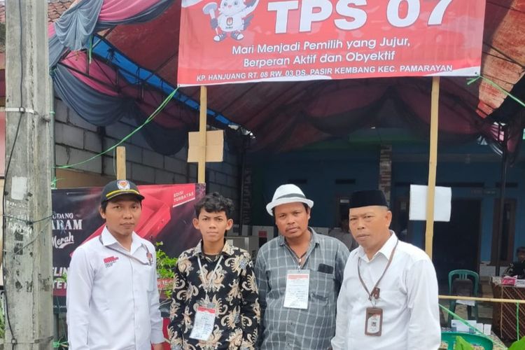 Petugas Kelompok Penyelenggara Pemungutan Suara (KPPS) 07, Kampung Hanjuang, Desa Pasir Kembang, Kecamatan Pamarayan, Kabupaten Serang, Banten menggunakan kemeja warna biru langit, mereka langsung mengganti pakaian setelah ditegur KPU