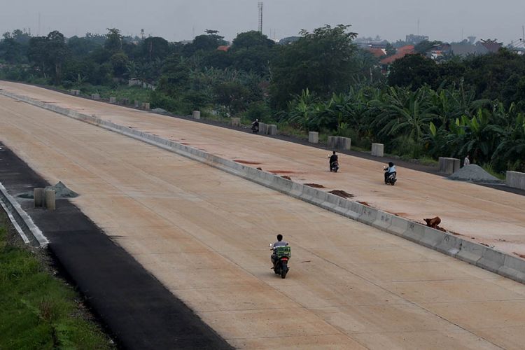 Proyek jalan tol Depok - Antasari (Desari) di Depok, Jawa Barat, , Sabtu (1/11/2017). Tol ini diharapkan mampu mengurai kepadatan di Tol Jagorawi serta jalur utama TB Simatupang dan Lenteng Agung. KOMPAS IMAGES/KRISTIANTO PURNOMO
